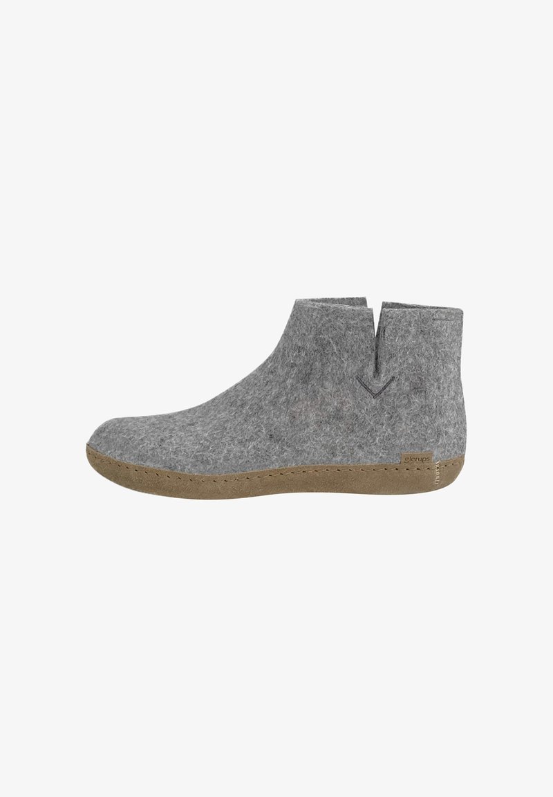 Szare botki za kostkę z V-kształtnym otworem, brązową gumową podeszwą i detalami przeszycia na bokach dla dodatkowej faktury. Minimalistyczny design.