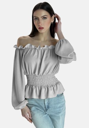 Lichtgrijze off-shoulder blouse met rimpelnek en lange, bolle mouwen; heeft een geraffineerde taille en uitlopende zoom.