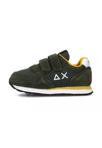 Sneaker verde con materiali in camoscio e rete, doppie cinghie in velcro, suola intermedia bianca e dettagli gialli all'interno e sulla suola.