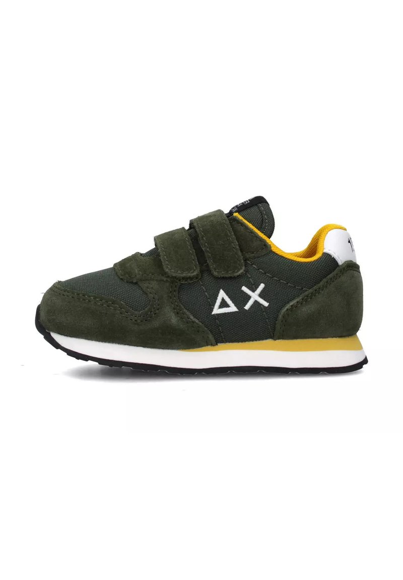 Sneaker verde con materiali in camoscio e rete, doppie cinghie in velcro, suola intermedia bianca e dettagli gialli all'interno e sulla suola.