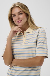 Pehmeast kangast collari ja lühikeste varrukatega polo särk, millel on horisontaalsed triibud helesinisel ja kollasel taustal ning kolme nupu sulgemine.