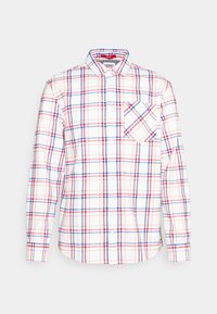 Vit långärmad skjorta med knappar i röd och blå rutmönster, bröstficka och klassisk krage.