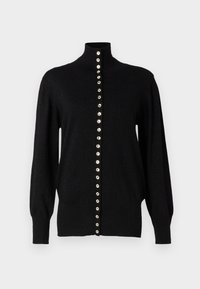 Cardigan nero con colletto alto e chiusura frontale con bottoni metallici. Il tessuto ha una leggera lucentezza e maniche lunghe.