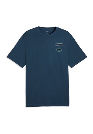 Marineblå T-shirt med korte ærmer med lille turkis globus og sort Puma-logo på venstre bryst.