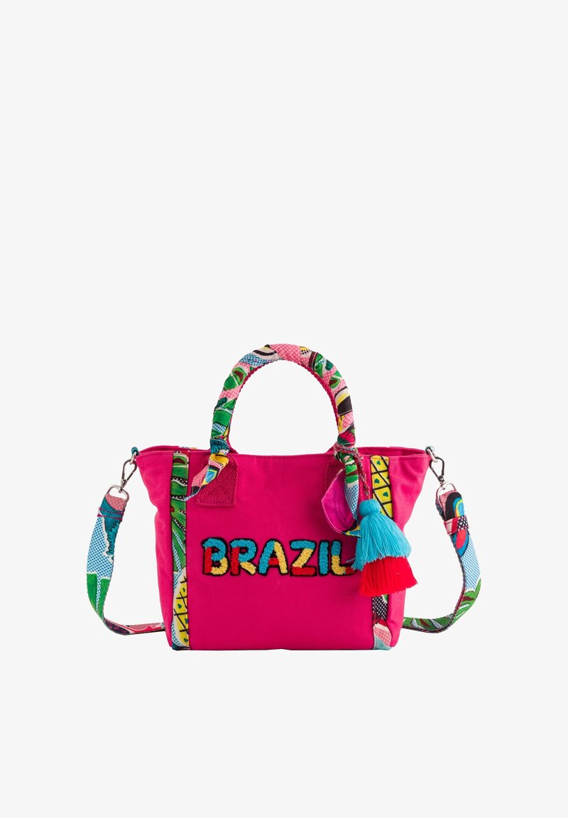 Sac en toile rose avec le texte brodé "BRAZIL", des anses à motifs et un pompon bleu. Design compact avec deux poignées et une bandoulière amovible.