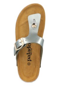 Sandal in pelle argentata con fibbia regolabile, plantare sagomato beige e dettaglio metallico circolare. Nome del brand visibile sul plantare.