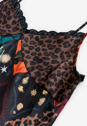 Camisolă de satin cu imprimeu animal maro, cu accente florale și de model, prevăzută cu dantelă neagră delicată de-a lungul decolteului și bretelelor.