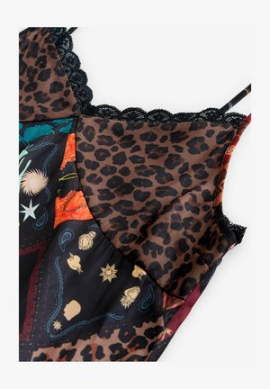 Camisolă de satin cu imprimeu animal maro, cu accente florale și de model, prevăzută cu dantelă neagră delicată de-a lungul decolteului și bretelelor.