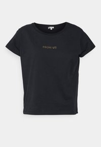 Svart bomulls-T-shirt med korta ärmar och rund halsringning. Har texten "FROM US" i guld över bröstet. Enkel och avslappnad design.