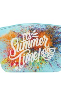 Pochette cosmetica blu con un design a spruzzi colorati e la scritta "È tempo d'estate!" in bianco, con un accento decorativo a forma di foglia.