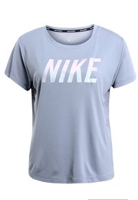 Grå atletisk t-shirt med korta ärmar, med en stor reflekterande "NIKE"-logotyp på framsidan och mesh-detaljer på sidorna.