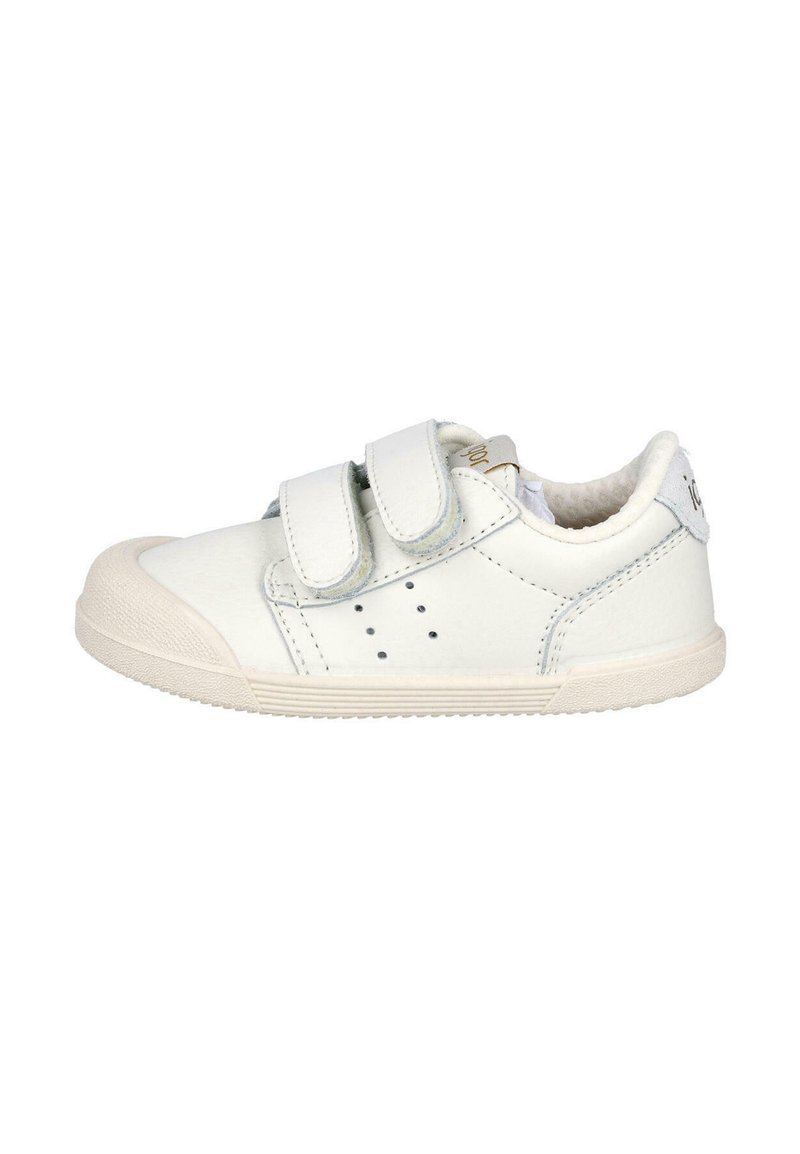 Zapatillas blancas para niños con dos correas de velcro, suela de goma beige, cuello acolchado y pequeñas perforaciones en el lado para ventilación.