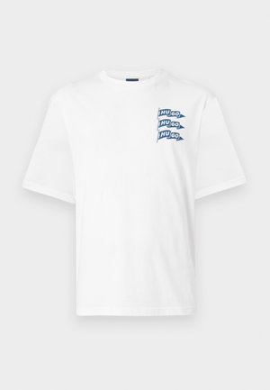 Άσπρο T-shirt με κοντά μανίκια και τρεις μικρές μπλε σημαίες στο αριστερό στήθος, κάθε σημαία εμφανίζει τη λέξη "HUGO" με λευκά γράμματα.