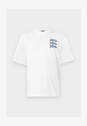 Fehér rövid ujjú póló három kis kék zászlóval a bal mellrészen, mindegyik zászlón fehér betűkkel a "HUGO" szó szerepel.