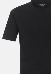 T-shirt nera in cotone con maniche corte, scollatura rotonda e superficie liscia. Presenta un'etichetta con la scritta "CASA MODA" sul colletto.