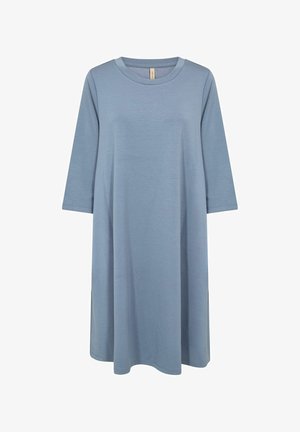 Rochie de culoare albastră deschisă, până la genunchi, realizată dintr-un material moale, cu un decolteu rotund și mâneci până la trei sferturi, având o croială lejeră, largă.