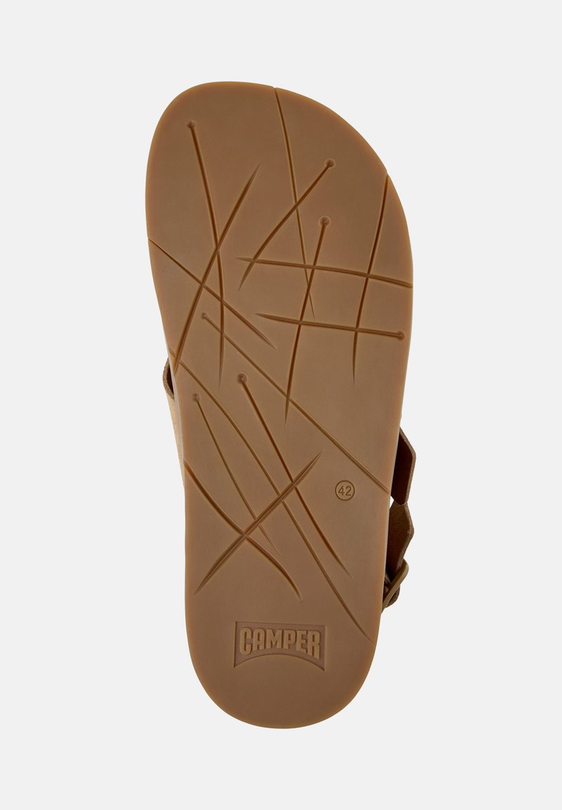 Suela de sandalia marrón con patrones de desgaste en forma de cruz, talla 42 marcada y logotipo "CAMPER" en relieve cerca del talón.
