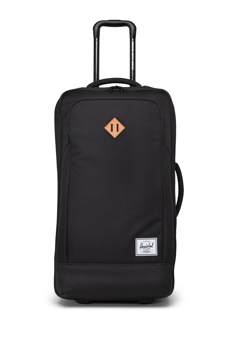 Černý cestovní kufr obdélníkového tvaru, vyrobený z odolné tkaniny, s hnědou koženou akcentací a přední nášivkou s logem.