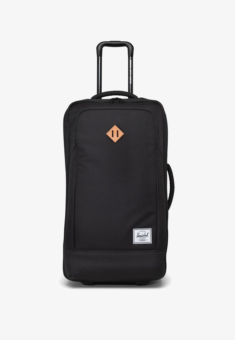 Černý cestovní kufr obdélníkového tvaru, vyrobený z odolné tkaniny, s hnědou koženou akcentací a přední nášivkou s logem.