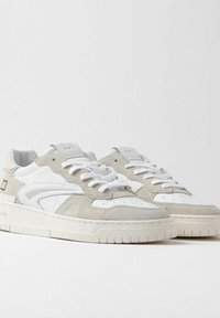 Sneakers con una combinazione di suede e pelle in grigio chiaro e bianco, con colletto imbottito, chiusura con lacci e suola in gomma testurizzata.