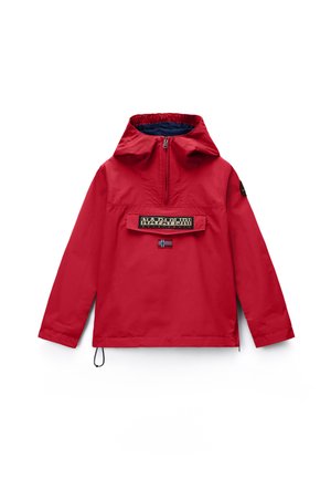 Veste à capuche rouge avec fermeture éclair à l'avant, grande rabat de poche poitrine avec le logo Napapijri, et petite écusson rectangulaire en forme de drapeau sous la poche.