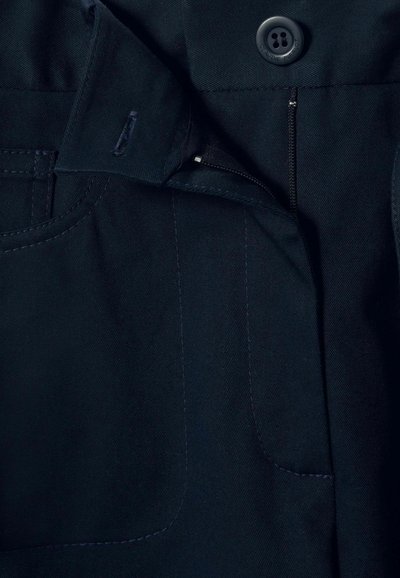 Pantalones azul marino con cierre de cremallera, botón de cierre y bolsillo visible con costuras delineadas. La tela tiene un acabado suave y texturizado.