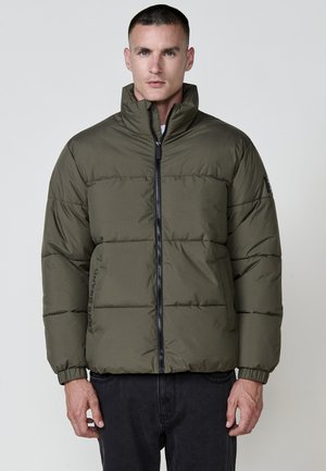 Chaqueta de plumas verde oliva con cuello alto, cierre de cremallera, puños elásticos y paneles acolchados en horizontal. Acentos negros en la cremallera.