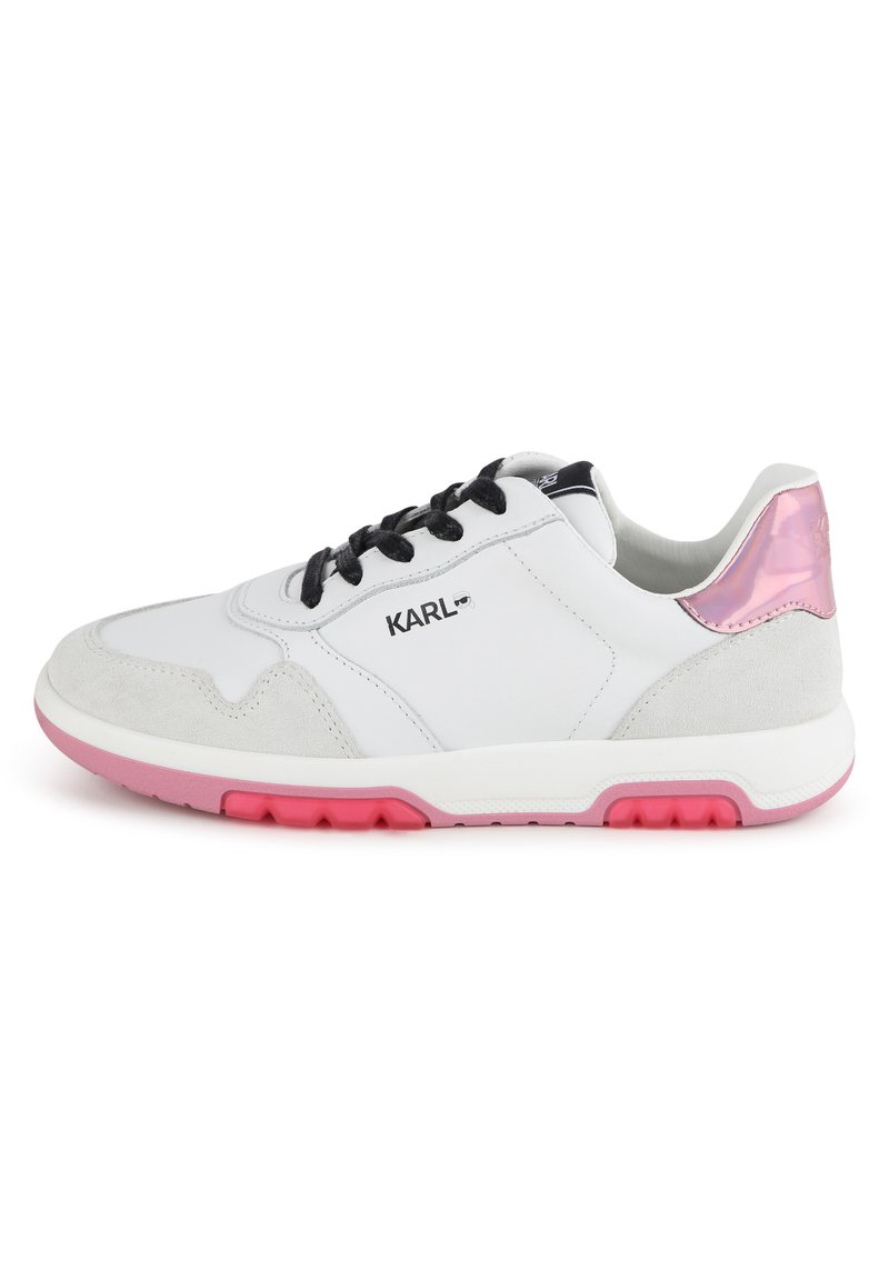 Λευκό αθλητικό παπούτσι με γκρι σουέντ λεπτομέρειες, μαύρες κορδόνες και λαμπερή ροζ λεπτομέρεια στη φτέρνα. Διαθέτει λ�αστιχένια σόλα με ροζ σημεία πρόσφυσης.