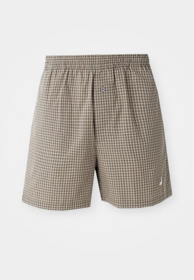 Bruine geruite shorts met een elastische tailleband, zijzakken en een klein logo-detail nabij de zoom. Lichtgewicht stof.