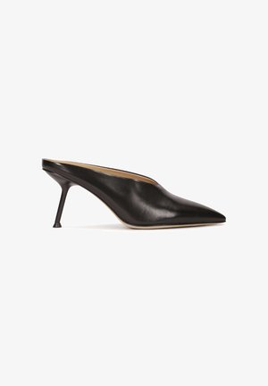 Musta nahast slingback king, millel on terav nina ja õhuke stilettokonts, millel on sile tekstuur ja lihtsad disainielemendid.