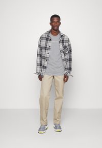 Nike Sportswear CORE TEE - Camisola de manga comprida - dark grey heather