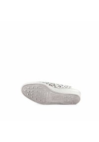 Sneakers w print w panterę z teksturowaną gumową podeszwą, z białą tkaniną na cholewce i amortyzacją dla zapewnienia komfortu. Branding Gabor z boku.