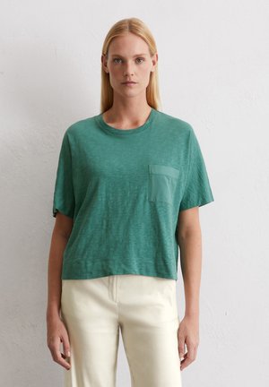 Zielona krótki rękaw koszulka typu T-shirt z okrągłym dekoltem i kieszonką z przodu. Materiał ma teksturowane wykończenie, a krój jest luźny i skrócony.