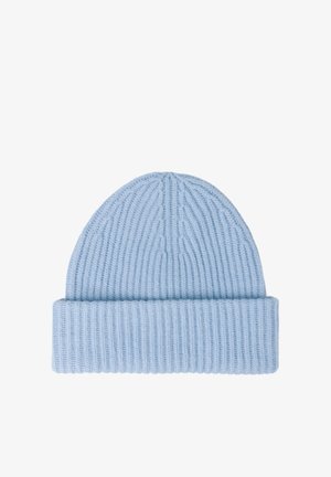 Hellblaue gestrickte Mütze mit einer Rippoptik und umgeschlagenem Saum, die vertikale Muster aufweist. Weiches, leichtes Material.