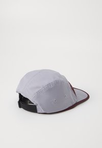 Nike Performance FLY UNISEX - Nokkmüts - cement grey/burgundy crush/anthracite/hydrangeas