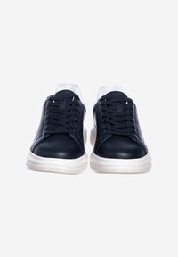Sneakers in pelle blu navy con suole bianche, caratterizzati da una texture liscia, punta rotonda, design classico con lacci e collo imbottito alla caviglia.