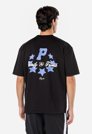 Svart bomulls-t-shirt med stora blå stjärngrafiker och vit text som läser "Familj & Vänner" på baksidan. Design med vanlig passform.
