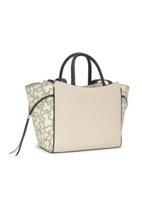 Bolso tote de cuero en beige claro, con lados texturizados en crema que presentan un patrón abstracto negro. Asas y detalles en negro. Superficie lisa.