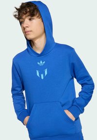 Sudadera azul de tela suave, con un bolsillo tipo canguro y un logotipo turquesa en el pecho. Tiene capucha con cordón y puños acanalados.