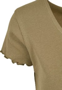 Top côtelé vert olive avec un col en V et des manches courtes, doté d'un ourlet festonné. La texture est lisse avec une légère élasticité.