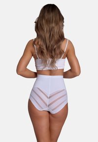 Hoch taillierte weiße Shapewear mit glatter Oberfläche und transparentem Zickzackmuster auf der Rückseite, zeichnet sich durch ein nahtloses Design und weichen Stoff aus.