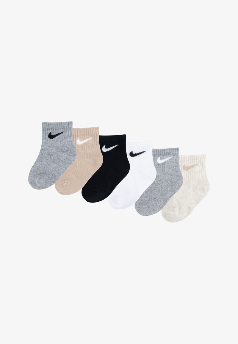 Set di sei calzini Nike con trama a coste. I colori includono grigio chiaro, beige, nero, bianco, grigio scuro e crema chiaro. Presentano dettagli con il logo.