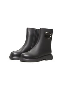 Botine din piele neagră, cu un aspect neted, vârf rotund, fermoar pe lateral și un accent metalic pătrat pe partea exterioară. Talpă din cauciuc plat.