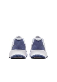 Sapatilhas masculinas com uma combinação de tecido em malha branco e azul claro. Apresentam uma sola branca grossa e detalhes texturizados no calcanhar.