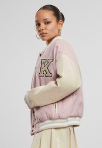 Karl Kani RETRO PATCH STAR OS COLLEGE - Bombejakke - rose lightsand