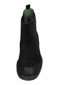 Schwarze Wildleder-Ankle-Boots mit abgerundetem Zehenbereich, grünem Lederfutter und Nähdetails an der Sohle. Minimalistisches Design ohne Verzierungen.