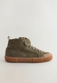 Baskets montantes en velours côtelé vert avec une semelle en caoutchouc, dotées d'œillets métalliques, d'un tissu texturé et d'une sangle à boucle et crochet pour la fermeture.