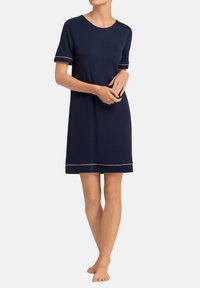 Abito navy a maniche corte in morbido tessuto, con collo rotondo e bordo chiaro a contrasto sulle maniche e sull'orlo.