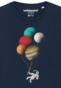T-shirt bleu marine mettant en avant un astronaute tenant des ballons de planète colorés : rouge, orange, jaune, vert, bleu et blanc, avec des textures détaillées.