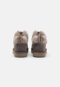 UGG CLASSIC ULTRA MINI ALPINE - Botines bajos - thunder cloud